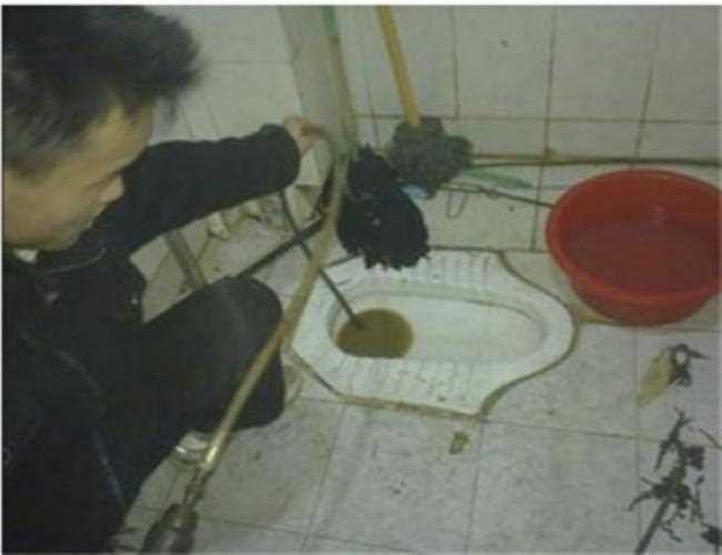 紙把馬桶堵了如何自己快速疏通(水可以下去)