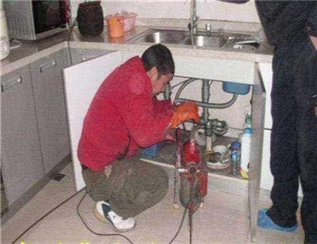 紙把馬桶堵了如何自己快速疏通(水可以下去)