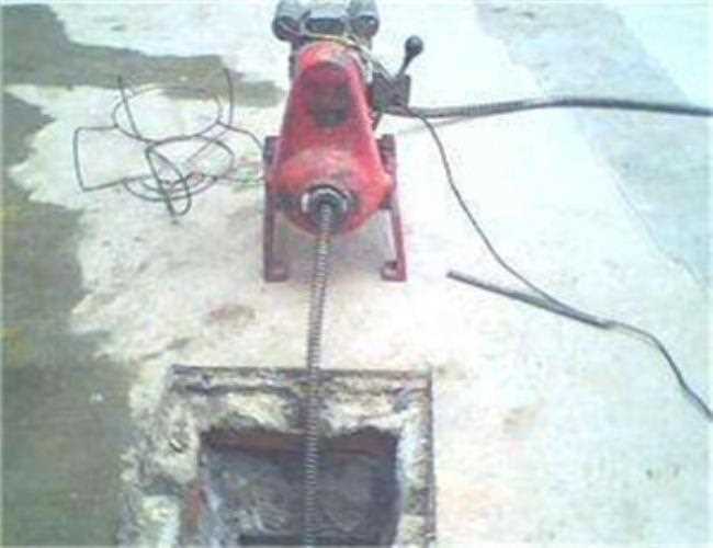 東直門外馬桶疏通師傅電話馬桶水往下水道翻出來